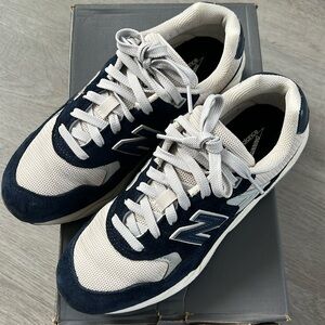 NEW BALANCE 580 MT5800G2 - MENS SIZE 6 = WOMENS SIZE 7.5
